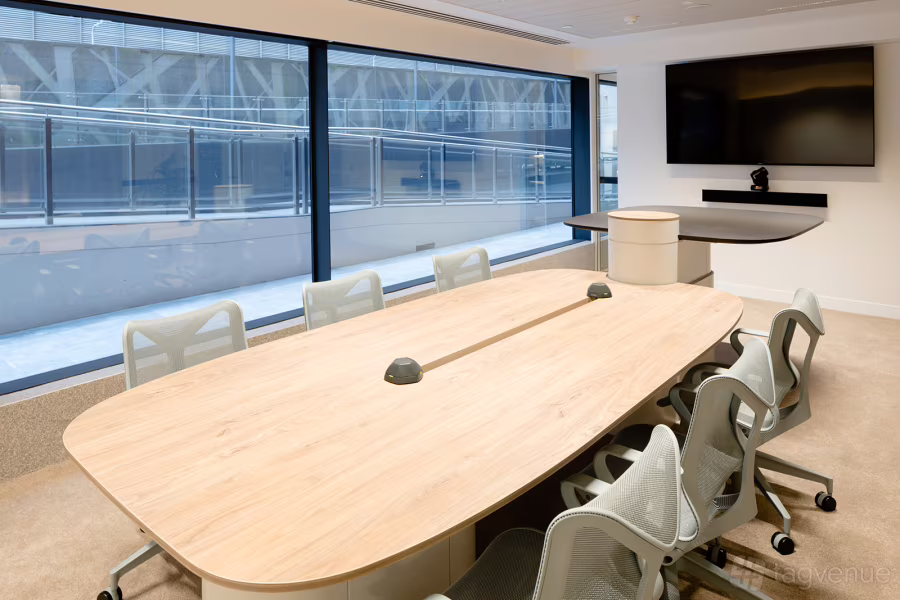 Small Meeting Room (4–8 People)